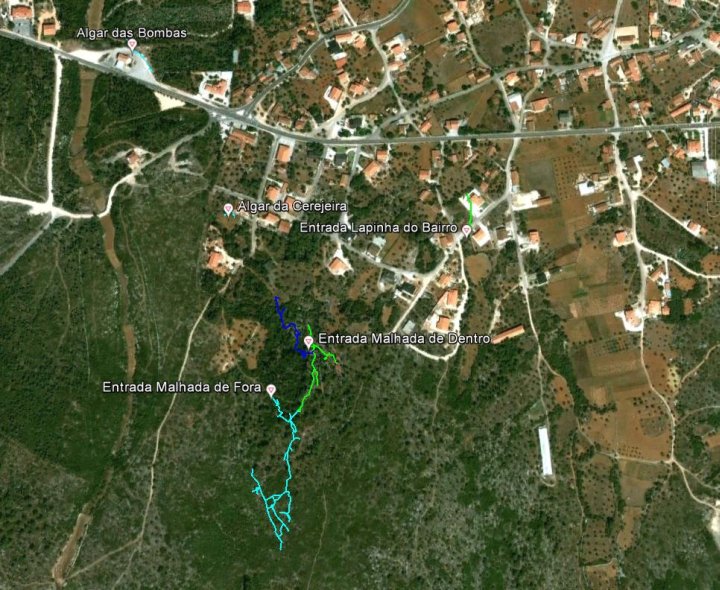 Implantação à escala sobre imagem do Google Earth do Algar da Malhada de Dentro e restantes cavidades nas imediações